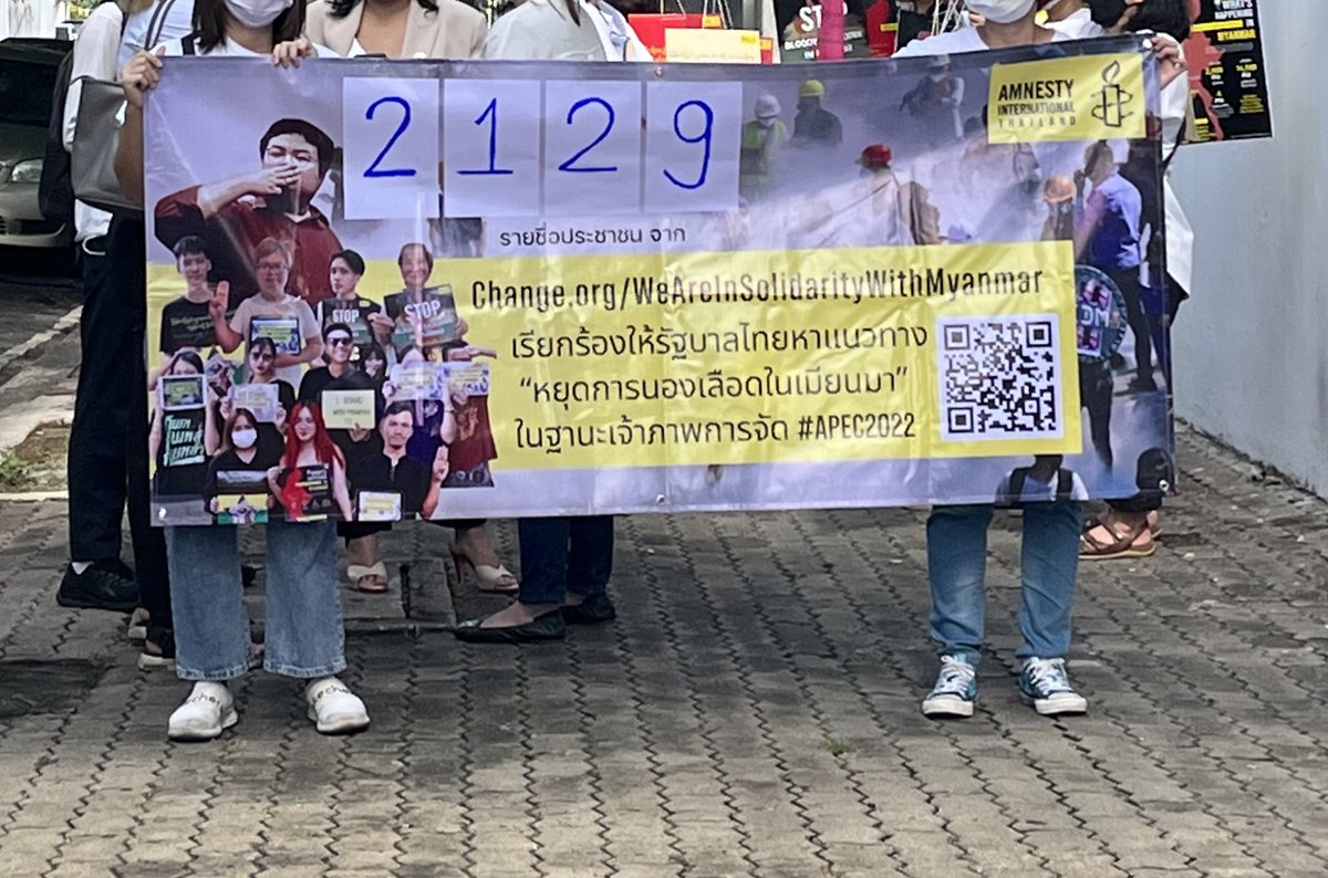 AmnestyThailand's tweet photo. วันนี้ เรามายื่นรายชื่อกว่าสองพันรายชื่อเพื่อเรียกร้องให้รัฐบาลไทยหาแนวทาง “หยุดการนองเลือดในเมียนมา” ในฐานะเจ้าภาพการจัด #APEC2022 https://t.co/sFetVBoZRf
