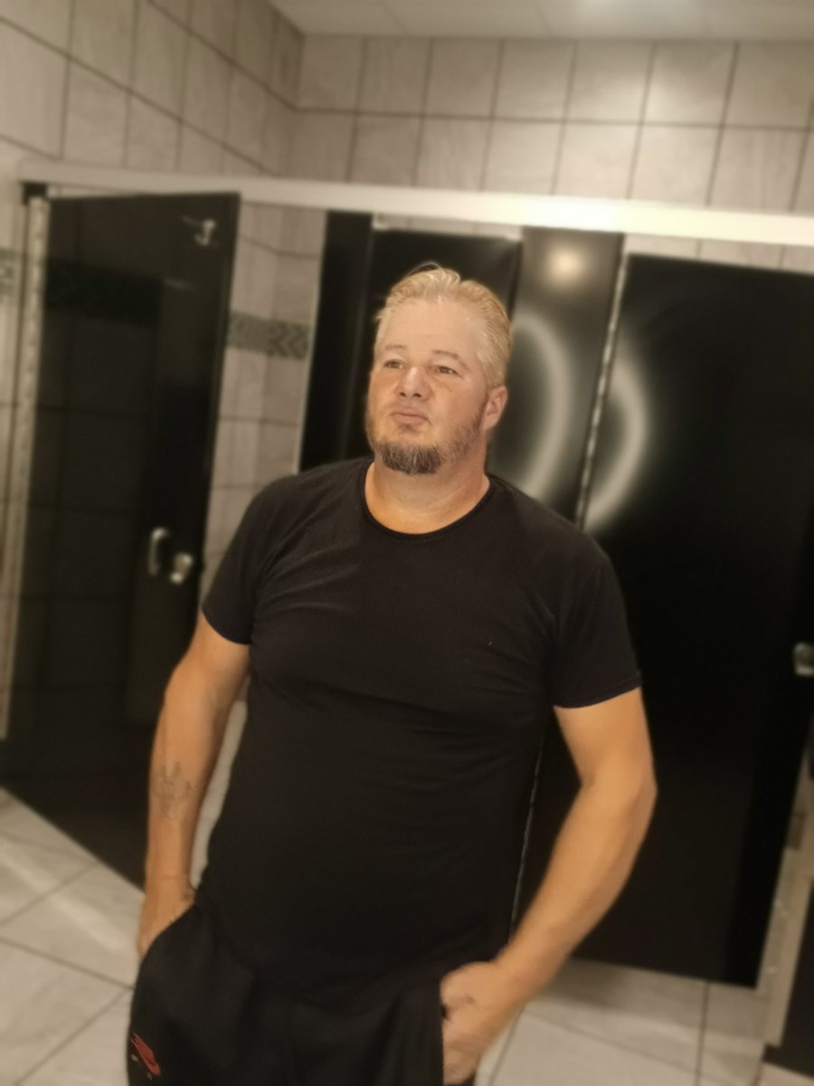 Daniel43759797's tweet photo. @TorontoBlonde Guess my age https://t.co/QovjGhySEp