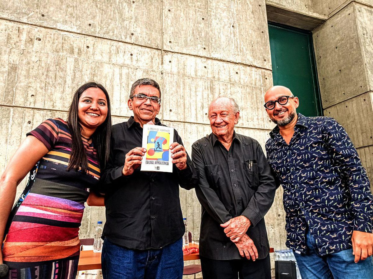 Laiguanatv's tweet photo. 🍾 Para la Historia: El inmenso poeta Gustavo Pereira, el gran periodista @clodoher y la editorial Valentina Vadell durante el bautizo de la novela "Esa larga, infinita distancia" de Hernández.  

¡Uno de esos días especiales donde la historia te sonríe, te absuelve!. https://t.co/q7NksEbN9m
