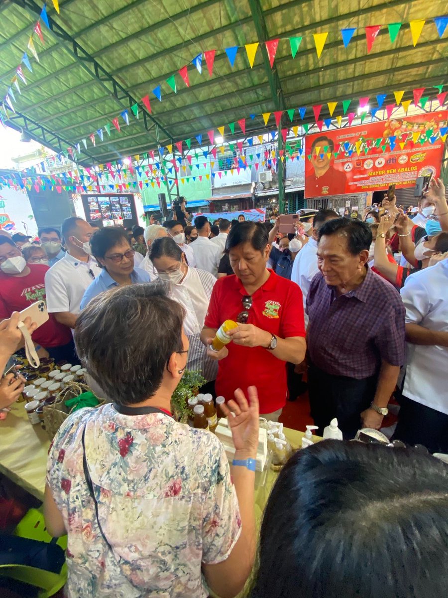 pcogovph's tweet photo. Filipinos may now purchase affordable products, including rice at P25 per kilo at the Kadiwa ng Pasko Project launched by President Ferdinand R. Marcos Jr. on Wednesday, as part of his administration’s bid to slash rice prices. 

READ: https://t.co/1dTYp2g85t https://t.co/GEF1RakROY