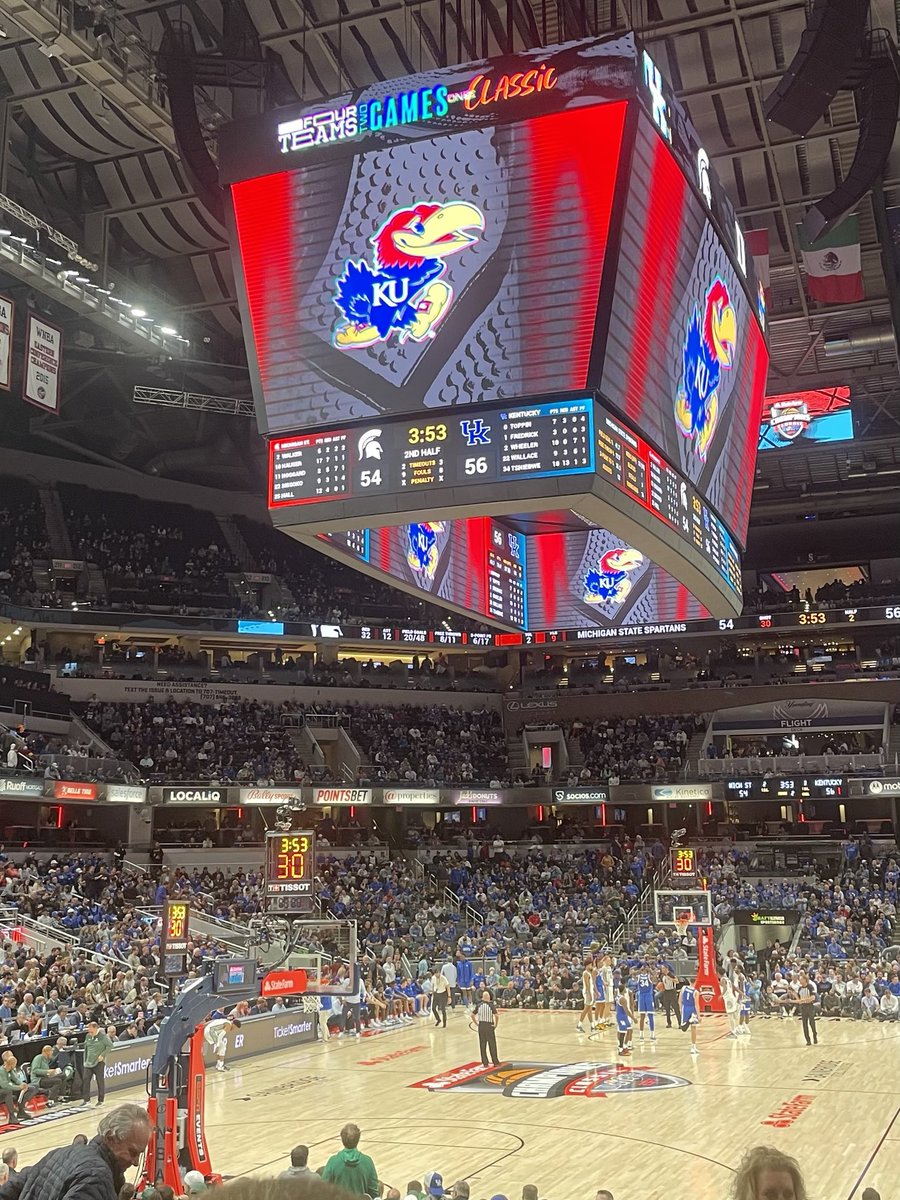 ramirezmarj's tweet photo. Rock Chalk! 🔵🔴🏀
#Championsclassic https://t.co/jyIAOBLDed
