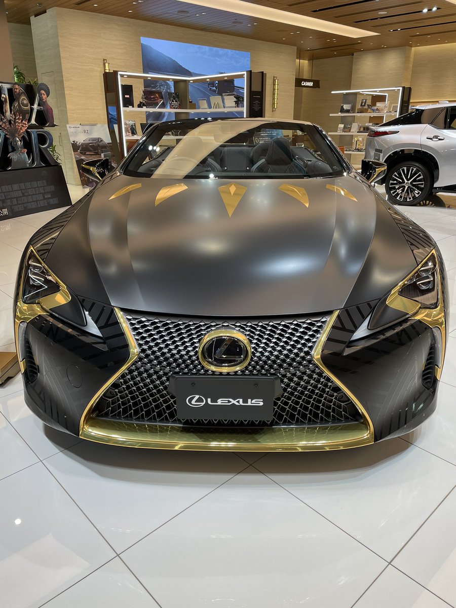 mini_chibyi's tweet photo. ワカンダ入国前に。ブラックパンサー仕様を。#lexusmeetsbp https://t.co/9x40JqGZOu