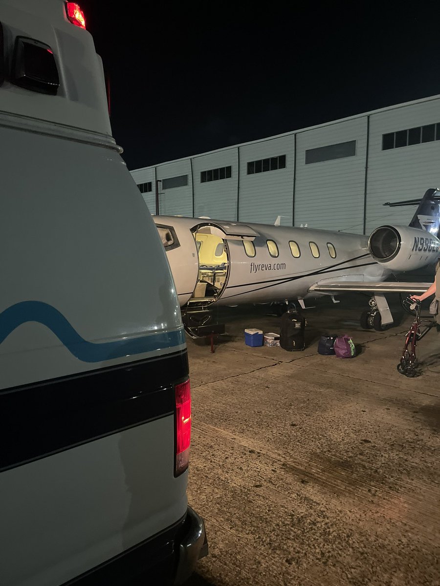 emocpr's tweet image. #nightoperations #medevac #lifelineambulancepr #alwaysthereforyou 🚑☝🏽@REVAInc