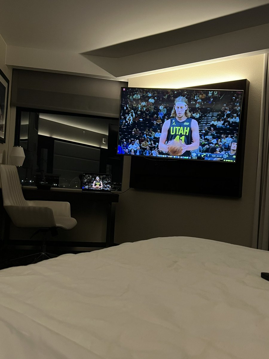 Room service and chill 💅🎷🏀🔥 #WorkTrip #TakeNote #GoJazz #LesOlsonIT