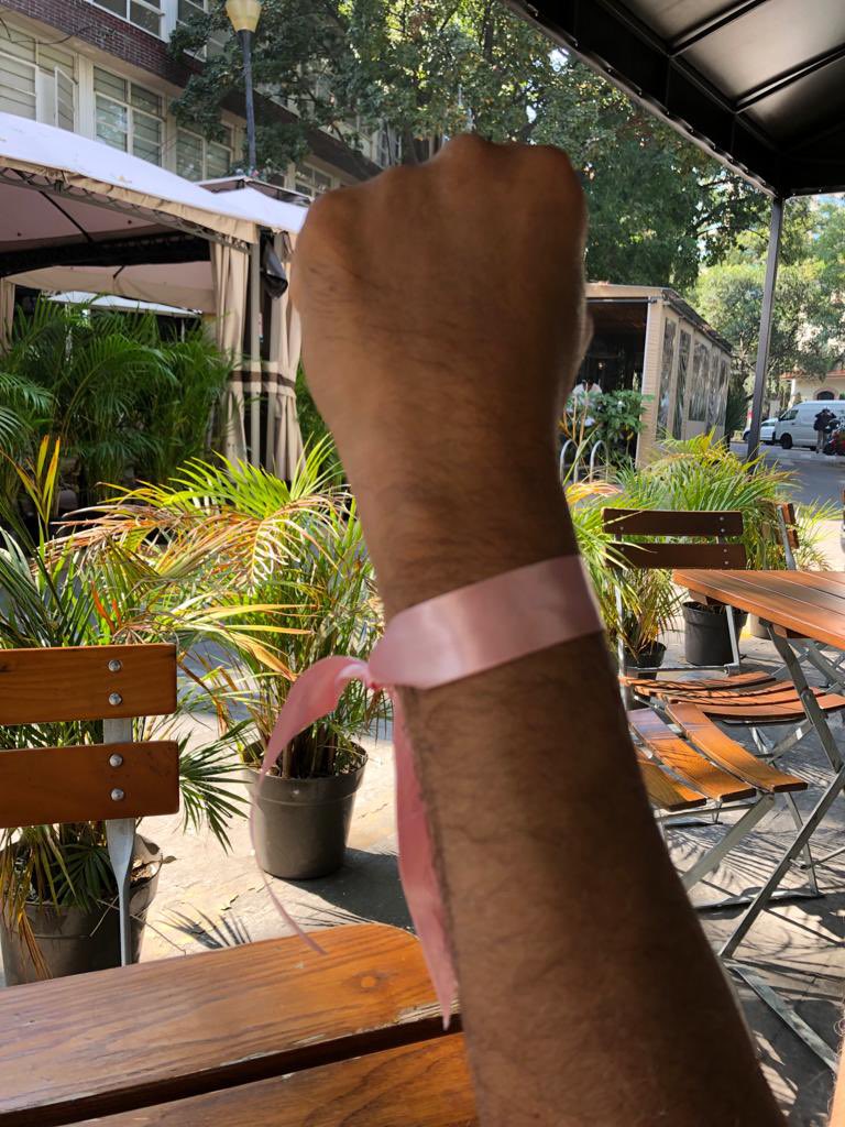 Arg4n1ut_9's tweet photo. vendida, pero hay chance que el comité evaluador sea profesional e imparcial.

Pues lo que queda es seguir presionando. Yo he propuesto usar pulseras rosas para mantener la presión. Hasta ahora la usamos dos tuiteros y yo. Si les parece únanse y RT plis. https://t.co/1qBaFbhZb1