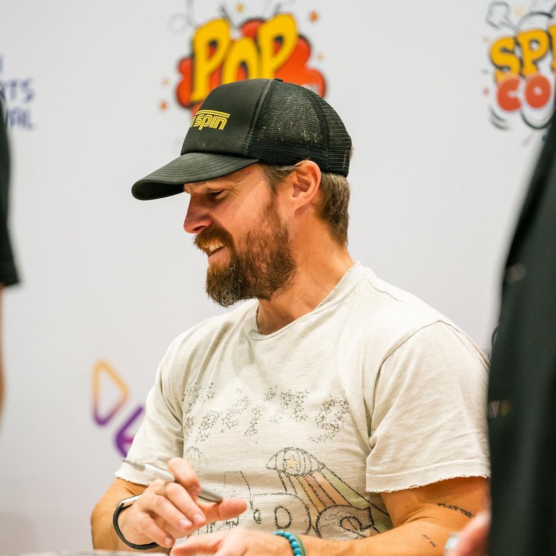 ArchersBrasil's tweet photo. Stephen Amell e Katie Cassidy na #PopConMe, Expo City Dubai em Dubai. https://t.co/ty2I59rZsI