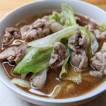 お出汁が最高!寒い日に食べたい「醤油鶏ガラ出汁の豚レタしゃぶ」。