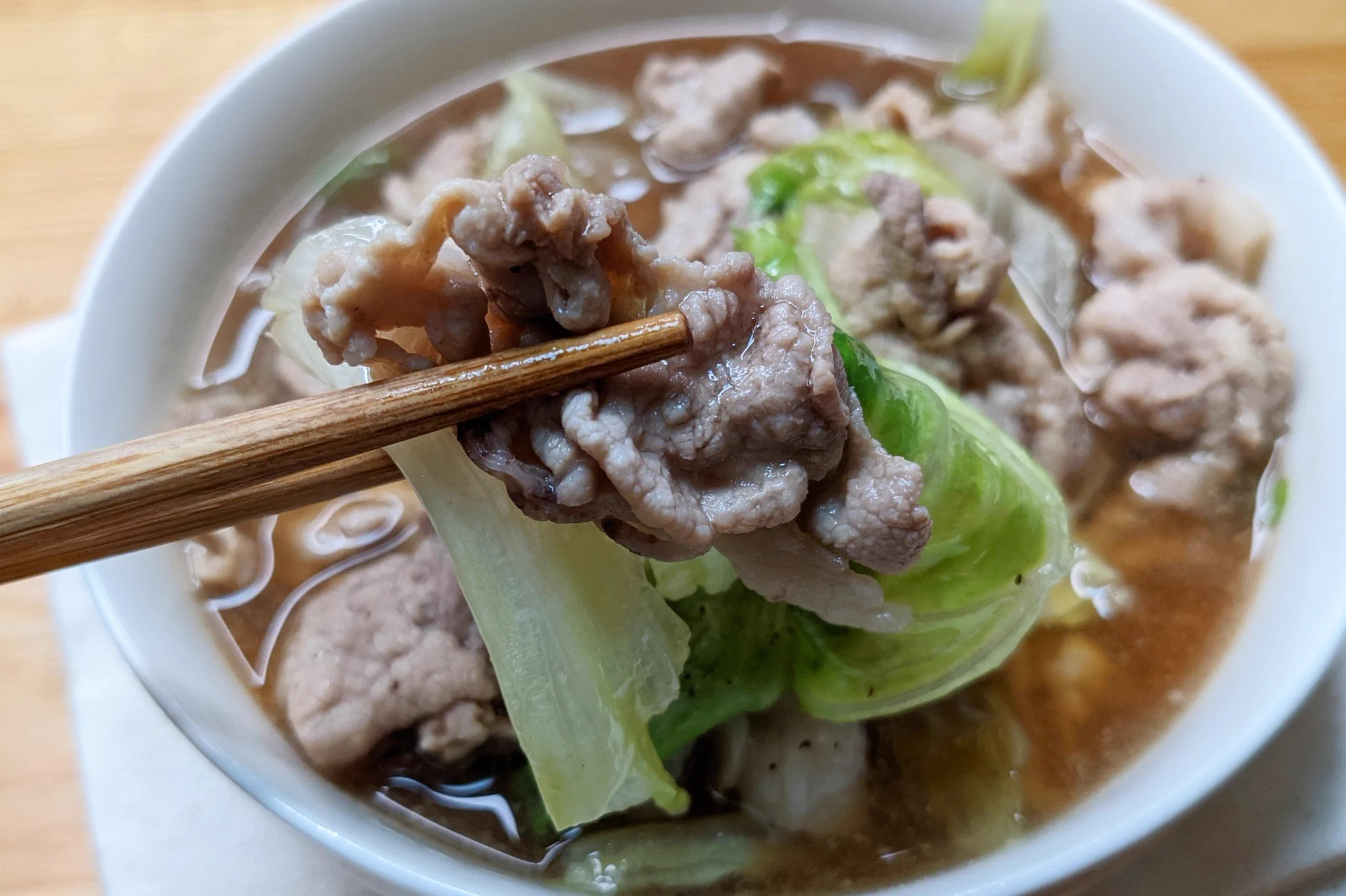 お出汁が最高！寒い日に食べたい「醤油鶏ガラ出汁の豚レタしゃぶ」。
