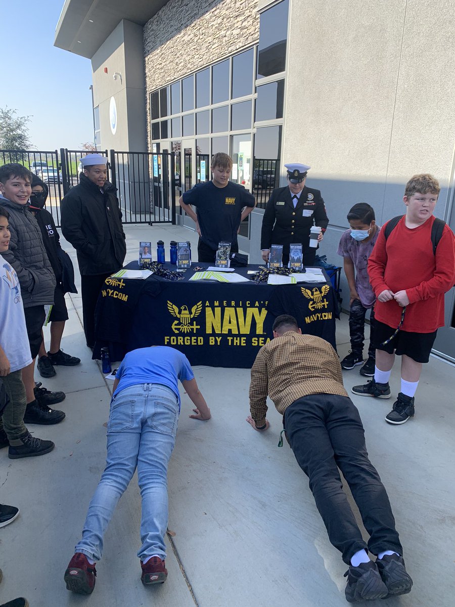 jenlsanders's tweet photo. It’s so rewarding to see a Community Project in action! Hayden contacted the Navy Recruiters for a fun lunchtime activity and to bring awareness about what the Navy offers! #ibmyp #ibcommunityproject #teachersdoingpushups #takingaction @SCIABEARS @IBinBSD @Ms_graham2017 @USNavy https://t.co/VZsH3KOxA5