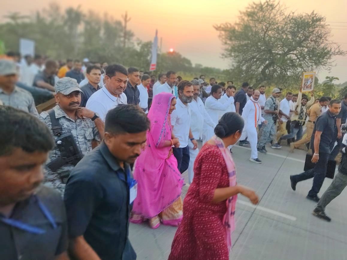 Rachana Samleti (@rachana_samleti) on Twitter photo आदरणीय <a href="/RahulGandhi/">Rahul Gandhi</a> जी के नेतृत्व में निकाली जा रही #BharatJodoYatra को पूरे देश में अद्भुत जनसमर्थन मिल रहा है..!!
मैं भी महाराष्ट्र में इससे जुड़कर अपने आप को गौरवांवित महसूस कर रही हूँ..!!
#BharatJodaYatra
#भारतजोड़ोयात्रा आदरणीय <a href="/RahulGandhi/">Rahul Gandhi</a> जी के नेतृत्व में निकाली जा रही #BharatJodoYatra को पूरे देश में अद्भुत जनसमर्थन मिल रहा है..!!
मैं भी महाराष्ट्र में इससे जुड़कर अपने आप को गौरवांवित महसूस कर रही हूँ..!!
#BharatJodaYatra
#भारतजोड़ोयात्रा