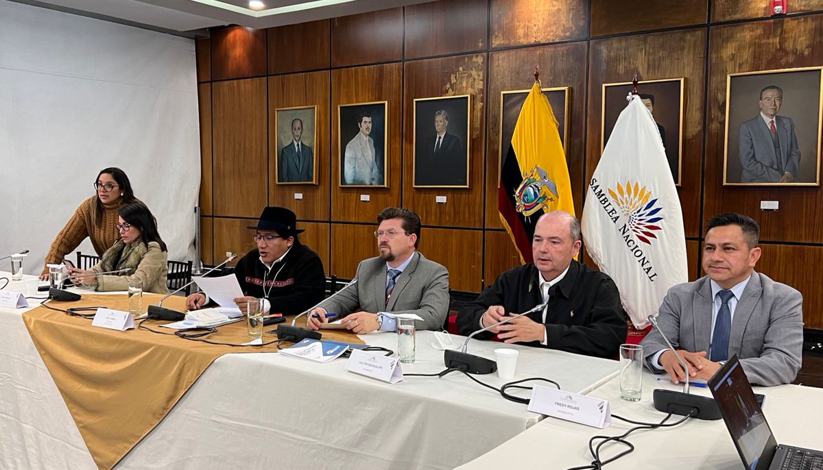 Sesión N.22 || <a href="/PepeChimbo/">José Chimbo</a> Presidente del <a href="/ComiteDeEticaAN/">Comité Etica de la Asamblea Ecuador</a>, presentó el proyecto de  informe, en el proceso de conocimiento y sustanciación de la denuncia presentada por la As. <a href="/johaortizv/">Johanna Ortiz</a> en contra de la As. <a href="/esperanzalloria/">Esperanza Llori Abarca</a> 
<a href="/AsambleaEcuador/">Asamblea Nacional</a> 
<a href="/LaRadioAsamblea/">La Radio Asamblea</a>