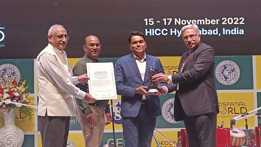 #ProjectiRASTE received Geospatial Application Excellence Award at #GeoSmartIndia2022. Mr. Chinmay Gotmare, IAS, CEO, Nagpur Smart City & Mr. Ravi Bundhade, EE, NMC represented the team. @ngpnmc @CSIRCRRI @intelindia @MahindraRise @iiit_hyderabad @IHUB_Data