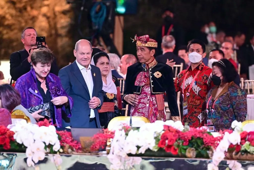 Jamuan santap malam untuk para pemimpin negara G20, organisasi internasional, dan undangan lainnya digelar semalam di pelataran patung Garuda Wisnu Kencana. 

Saya dan Ibu Negara menyambut tamu-tamu terhormat yang datang dan langsung berfoto bersama dengan latar megah GWK.