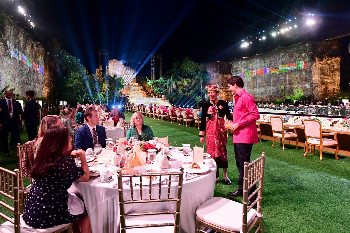 Kuliner Nusantara disajikan, beragam penampilan budaya, tarian, dan pertunjukan mengisi suguhan untuk tamu-tamu penting itu.

Sajian dan pertunjukan semalam mengingatkan kita semua untuk mulai berpegangan tangan bersama, hidup rukun, dan menebar kebahagiaan.