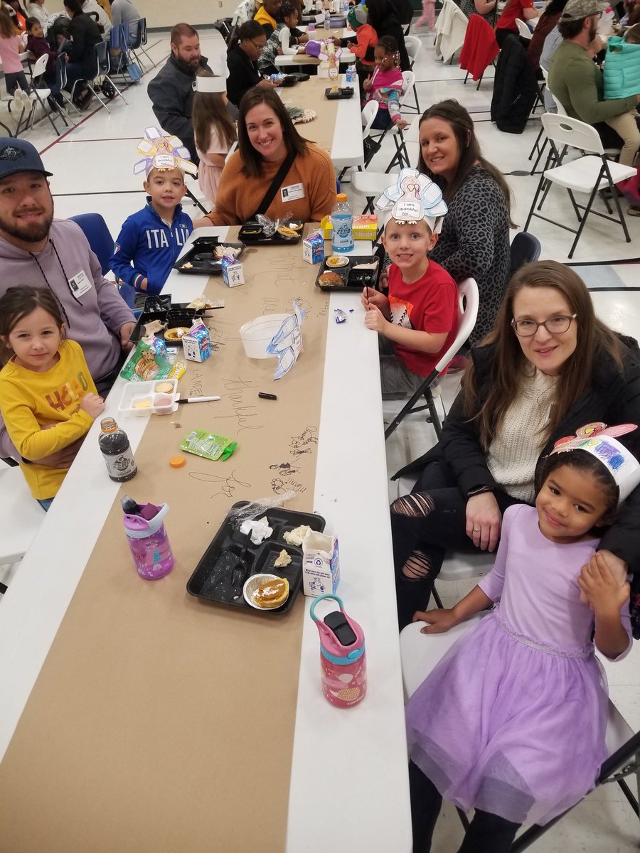 RoderickKing01's tweet photo. We had nearly a standing room only today during our Thanksgiving luncheon at NeSmith Elementary. Thanks parents for all your support. #communityisd #nesmithelementary #nes #Braves #lavon #school #Thanksgiving2022 @cisdef @CHSBraveNation @tonya_knowlton @NES_Braves https://t.co/J1CeUxUDXt