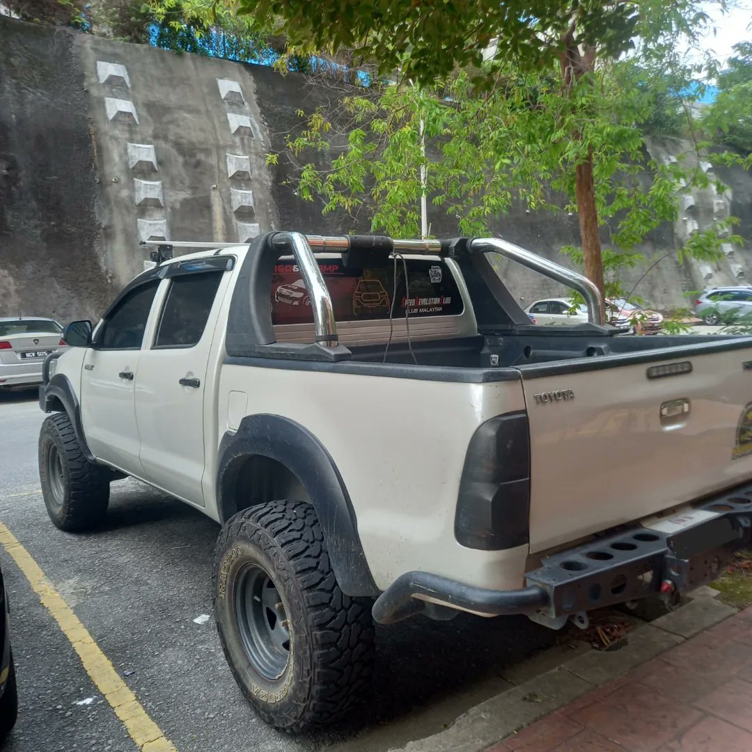 AaronWongBB's tweet photo. Nice Macho rugged lifted Hilux !
White bodied Hilux dude is Lifted, BullBarred front &amp; back,equipped w/ Big Shoes w/ Offset Rims,Fender Flares,Dark Tinted Windows w/ Rain Visors,masked Rear Lights &amp; a Snorkel.
Dude took out his Side Steps 🤣
Nice lookin Truck!
BrRaapPp🤙
1 Luv! https://t.co/u5O0Kx6OjM