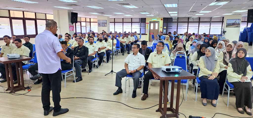 Program Sambutan Hari Integriti JKR Negeri Terengganu di Dewan Seminar Tingkat 2, Wisma Negeri.
<a href="/JKRMalaysia/">JKR Malaysia</a> <a href="/IrZulkefly/">Mohd Zulkefly S</a> <a href="/IrHjMdridzwan/">IrHjMdridzwan</a> <a href="/HasliJKR/">Hasli Ibrahim (Ir. Dr.)</a>