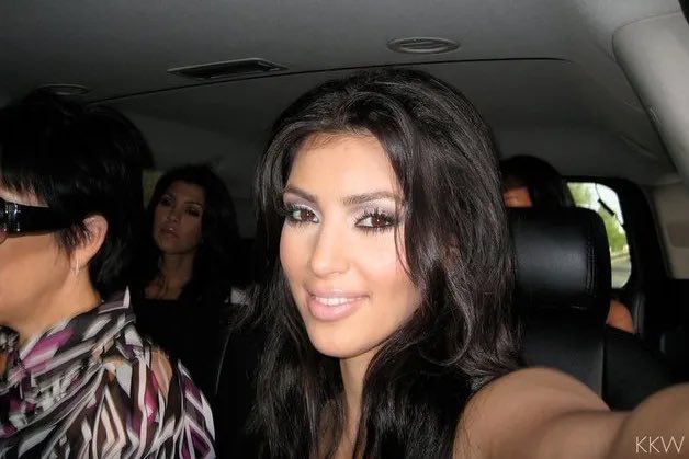lohanisgod's tweet photo. the selfies kim kardashian took while khloe was on her way to jail https://t.co/SasIBCeFfn