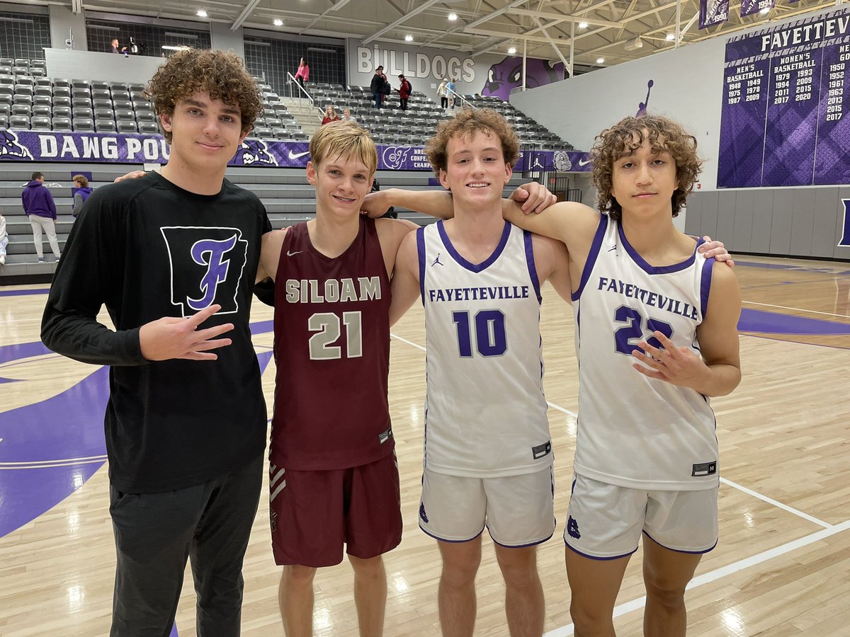 Great to see these <a href="/FlightAAO/">AAO Flight - PRO16</a> teammates on the same court competing tonight in the <a href="/FayBulldogsBB/">Fayetteville BB</a> vs. <a href="/siloambball/">Siloam Springs Boys Basketball</a> game!!
#FlightStrong✈️