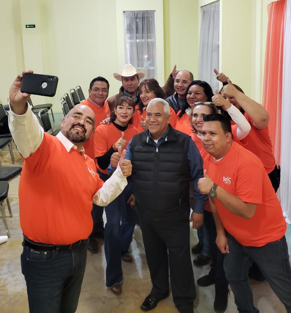 EverardoPadron5's tweet photo. Queremos un sindicato que sepa trabajar en equipo, tratar a la gente, conocer sus limitaciones, que sea proactivo y que le guste ayudar a sus agremiados.

Cerrando este día en una fructífera reunión con mis queridos amigos de #PiedrasNegras.

#UnidosSomosMásFuertes 🤝 https://t.co/YCw2OlV5os
