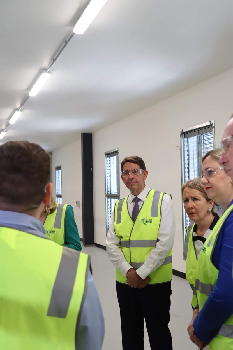 We've got the ports, pipes, renewable power and we've got the people.

We're giving those people the world-leading skills to turn Queensland into a global hydrogen superpower.

Today we opened Australia's first Hydrogen Centre of Excellence, right here in Logan.