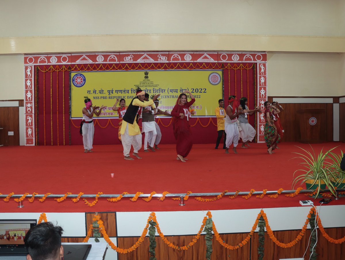 NSSRDBhopal's tweet photo. DAY 4, Cultural Evening at #NSSPreRDCentralZone 12-21 Nov, 2022 at GGU Bilaspur, CG.
Have a glimpses of cultural presentation of 6 States MP-CG,UP-UK &amp; Bihar-Jharkhand. (1/4)

@YASMinistry @ianuragthakur @meetarajiv @_NSSIndia @pankajsinghips @chakrawalalok @ggv_smc @askabir_ https://t.co/imHLpjjdc6