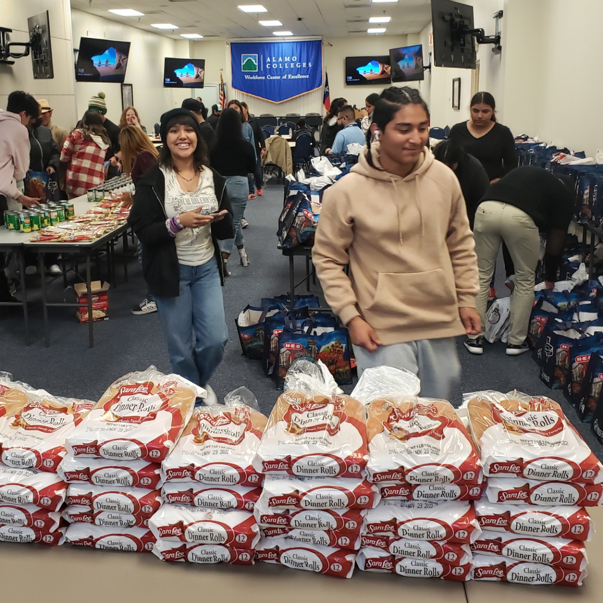 SAISDBurbankHS's tweet photo. Big thanks to our Bulldog JROTC cadets! They prepared and packed nearly 200 Thanksgiving meal gift bags to be distributed to the local community. 🦃#FuerzaUnida #ProjectQuest #BulldogsGiveBack 🧡 https://t.co/BJ0KV0Q3NH
