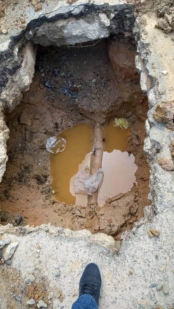 ServiciosEH's tweet photo. 15/11. Reparacion de averia sin concluir ubicada diagonal al Farmatodo de La Unión. Vecinos indican que por cierre de llave para evitar bote de agua por esta tuberia, llevan dos ciclos sin suministro. Piden SOS a HIDROCAPITAL. @HidroCapital2 @RMarcoTorres @ElHatillo https://t.co/LO43RvV8Vt