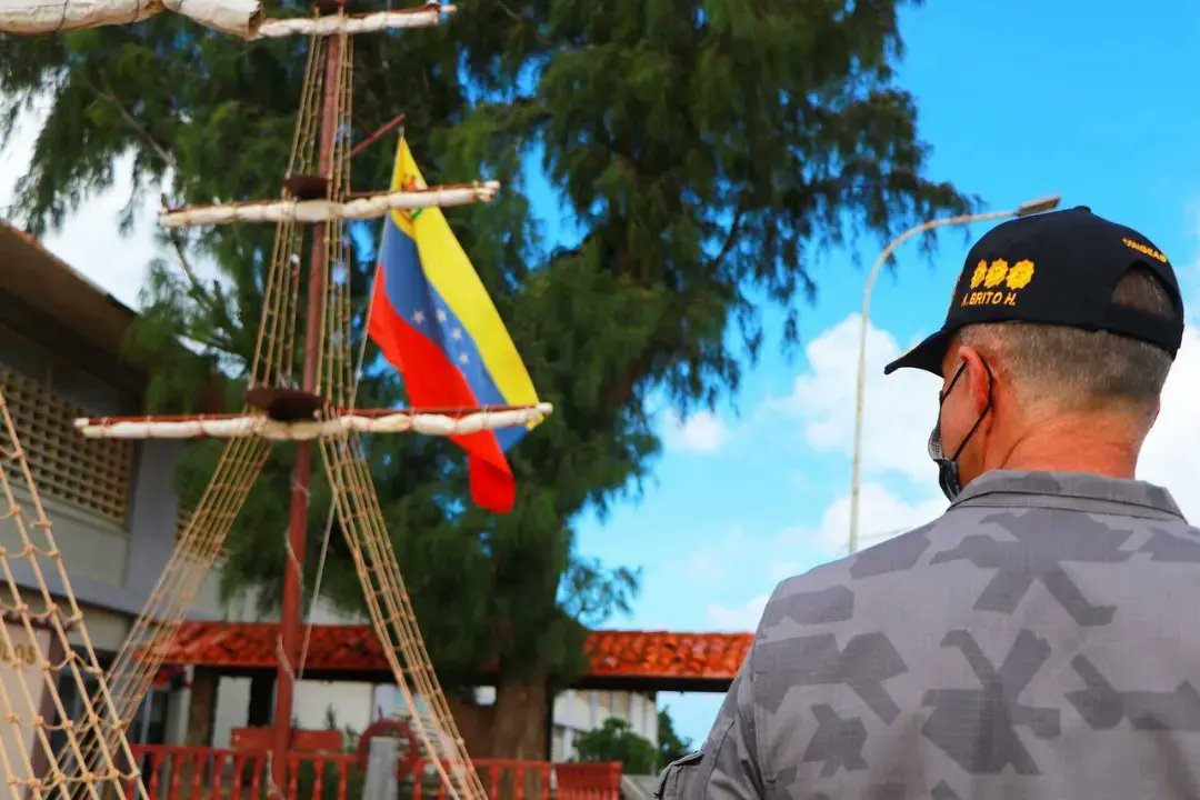 (2/2) además de reunirse con los Cmdtes de todas las Unidades allí acantonadas, constando su Nivel de Apresto Operacional y Bienestar.

#VenezuelaCreceYAvanza
#EpicaNavalBicentenaria
#SoyBicentenario