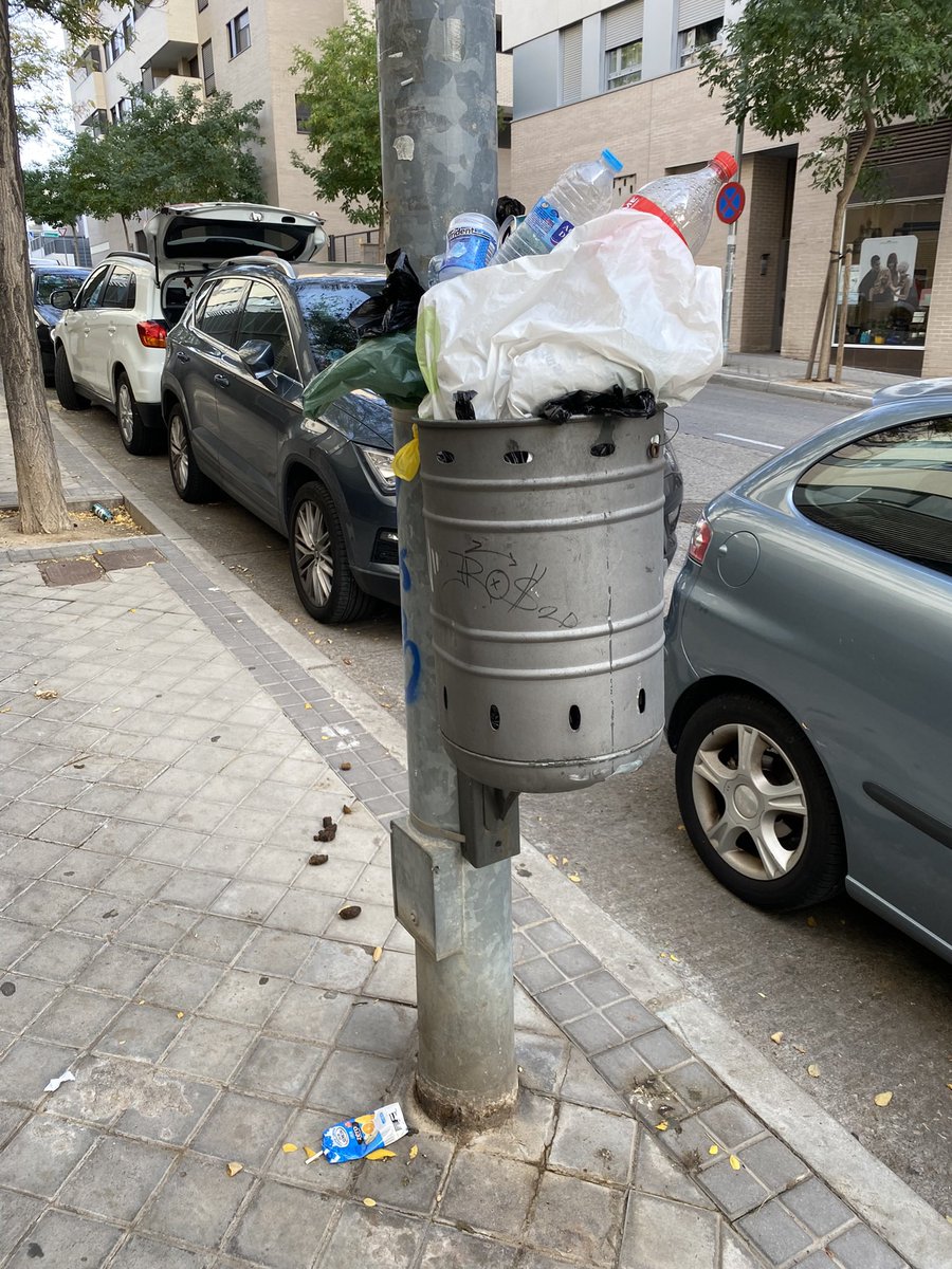 ereide_'s tweet photo. La frecuencia del vaciado también se va a multiplicar por 3? Porque si lo que va a pasar es que vamos a tener el triple de papeleras de esta guisa lo que se triplica el la mierda en las calles y su olor @AytoRivas https://t.co/v2U2PF6Dlv