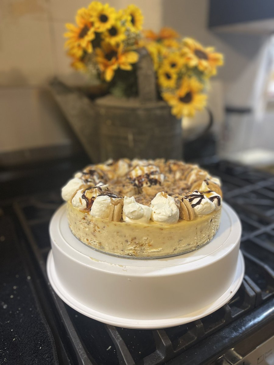 Gx326x's tweet photo. My bestie @Wrv1113B wanted a cheesecake for his birthday, so I brought my A game!! Butterfinger golden Oreo!! @Butterfinger @Oreo #ChefG https://t.co/v1wsjxvnsY