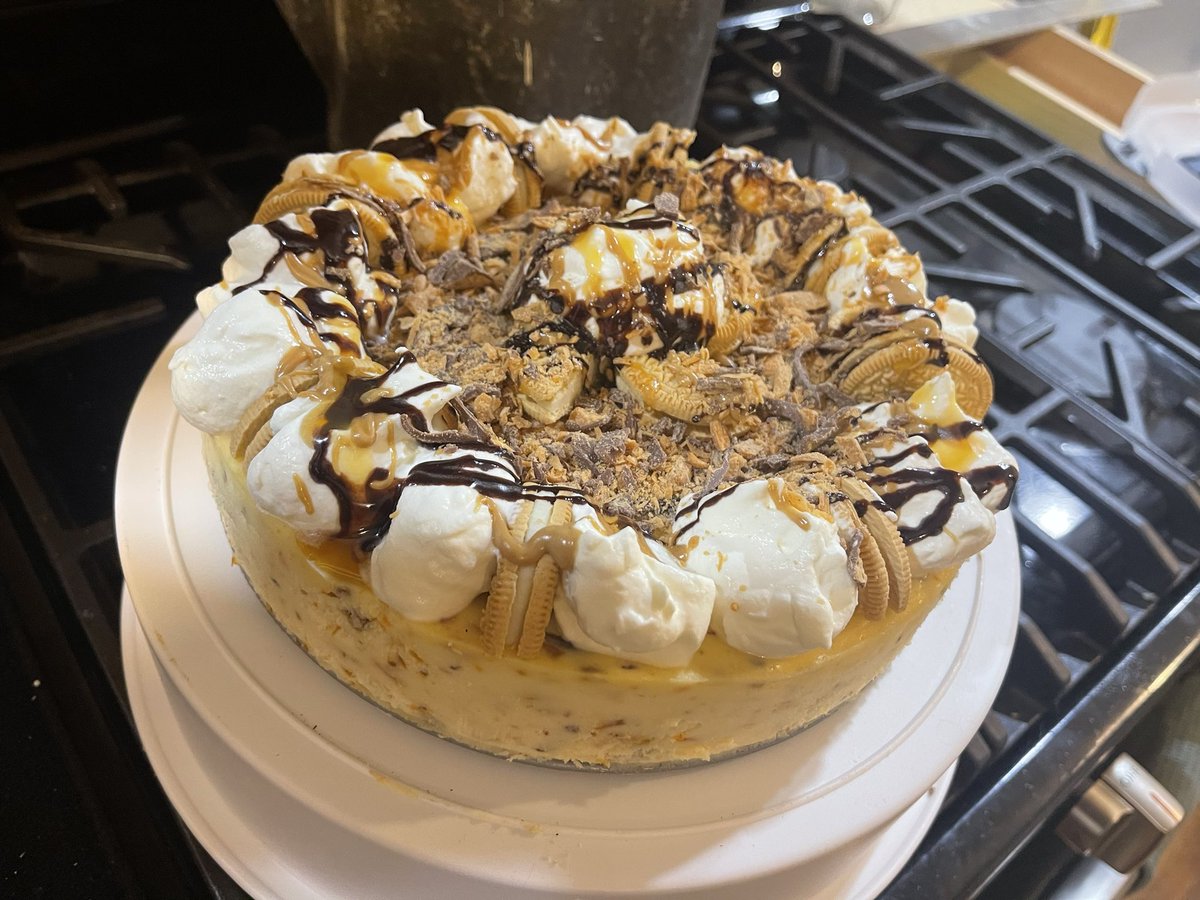 Gx326x's tweet photo. My bestie @Wrv1113B wanted a cheesecake for his birthday, so I brought my A game!! Butterfinger golden Oreo!! @Butterfinger @Oreo #ChefG https://t.co/v1wsjxvnsY