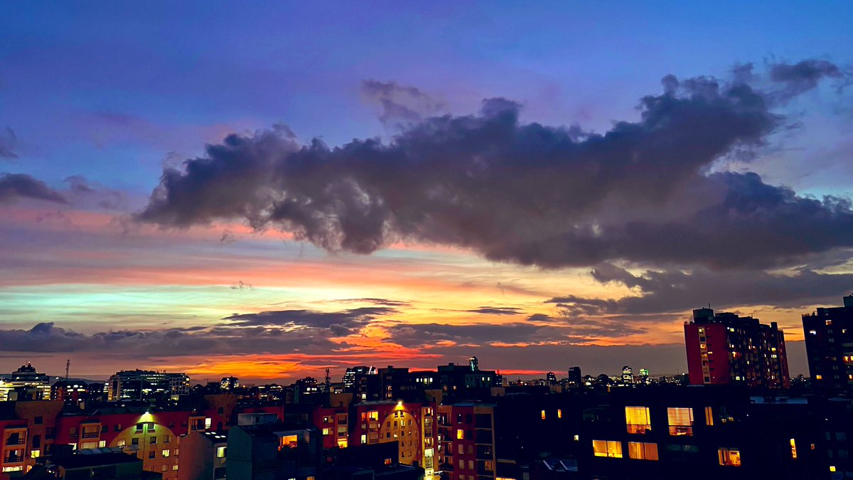 LopezRedyAdolfo's tweet photo. Bonito y frío atardecer bogotano 🌆. El   “cielo” vestido de gala (6:00pm). Y con algo de buena música para terminar el día: https://t.co/kCvgW0ELXH https://t.co/5xyu5AfBvC