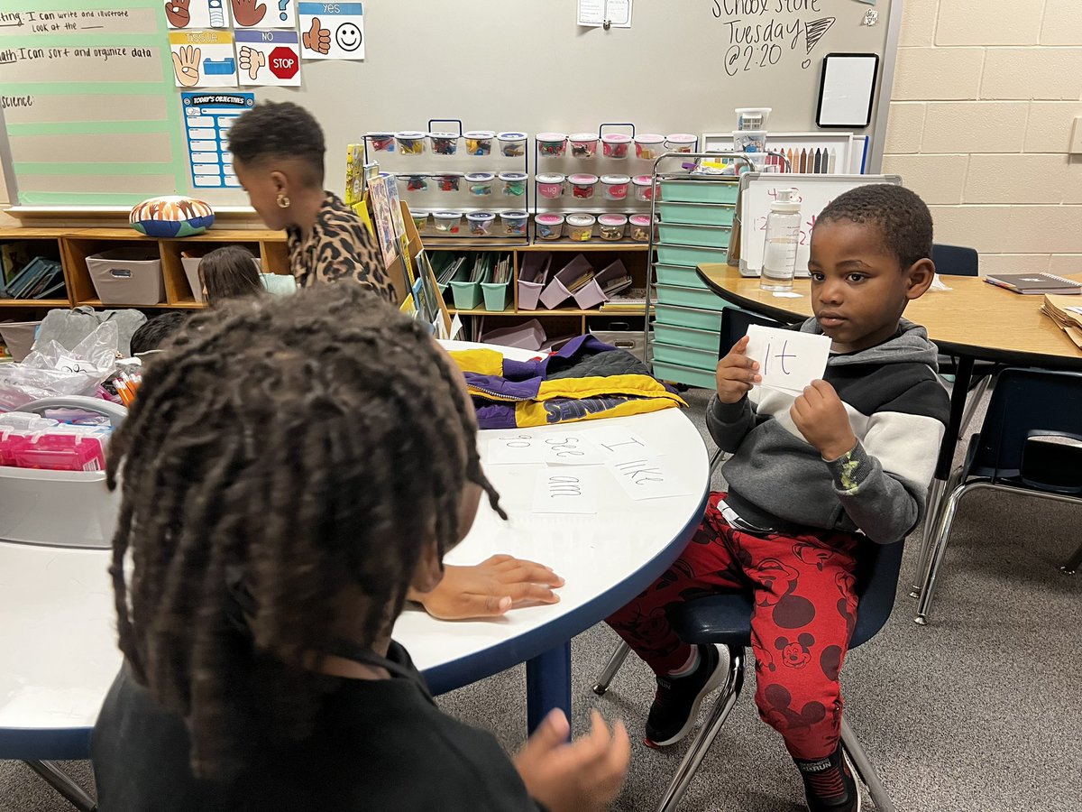 MsMinor_NBE's tweet photo. During indoor recess, I caught students working on their sight words!! #minorsmunchkins #Kindergarten #kinderrocks #sightwords @HumbleISD_NBE https://t.co/DGD3CgVuak