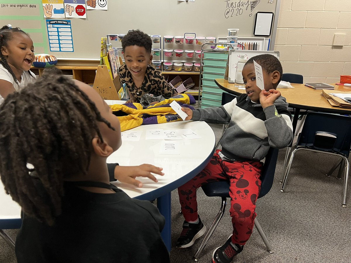 MsMinor_NBE's tweet photo. During indoor recess, I caught students working on their sight words!! #minorsmunchkins #Kindergarten #kinderrocks #sightwords @HumbleISD_NBE https://t.co/DGD3CgVuak