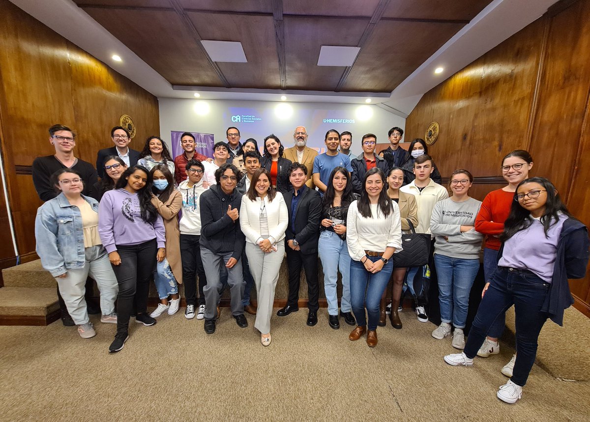 uhemisferios's tweet photo. Hoy, inició nuestro #IRWeek con el Taller @UIOComoVamos:‘Retos de la sostenibilidad’ a cargo de @danychaconarias. Aquí, nuestros estudiantes expusieron sus propuestas de #sostenibilidad para la ciudad y se presentaron cifras y datos relevantes por parte de nuestra conferencista. https://t.co/n8dkSKip2o