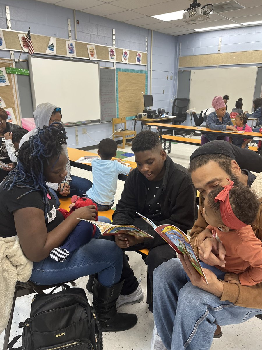 nferguson71209's tweet photo. Phenomenal turnout! Families reading together.   “We  Both Read”! @RichlandOne @JohnPThomasElem @RichlandOneSupe https://t.co/lZAbvY61KA