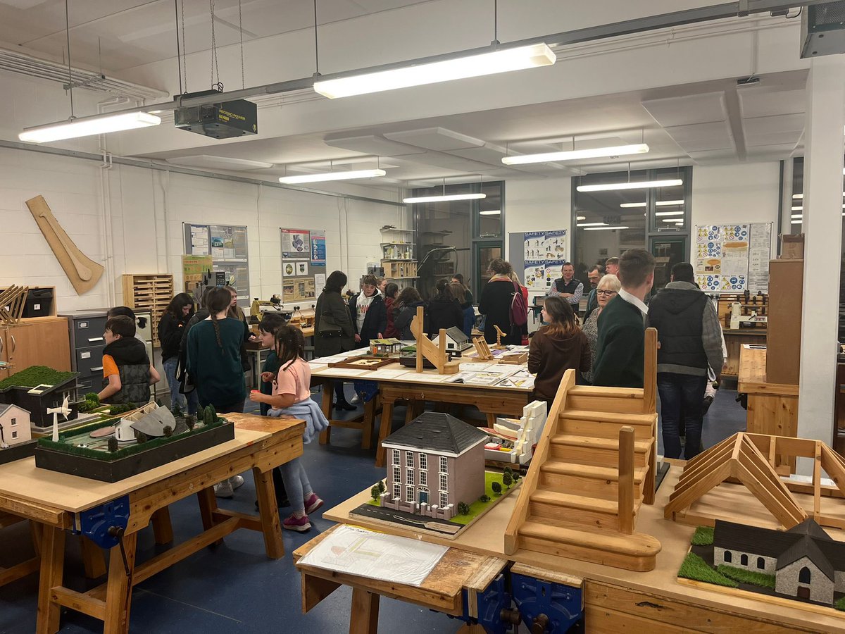 An extremely successful Open Night tonight at Borrisokane CC. Beautiful displays in classrooms. We are very proud of our students and staff for showcasing our school. Thanks to the huge numbers who attended. Enrolling night for first year 2023/2024 on Mon 21st Nov 7 to 9pm.