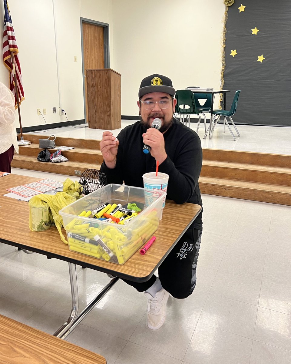 PatlanES's tweet photo. Ms. Rangel kicked off Turkey Bingo with a read aloud &amp; shared a reading strategy with families! Thank you to Jericho Lomas from Pecan City Disc Golf for calling &amp; donating turkeys! We added some magic to our read aloud by using @Novel_Effect! @SeguinISD https://t.co/TiqFDTve0v