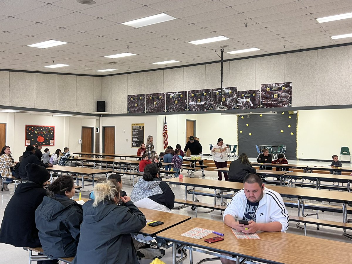 PatlanES's tweet photo. Ms. Rangel kicked off Turkey Bingo with a read aloud &amp; shared a reading strategy with families! Thank you to Jericho Lomas from Pecan City Disc Golf for calling &amp; donating turkeys! We added some magic to our read aloud by using @Novel_Effect! @SeguinISD https://t.co/TiqFDTve0v