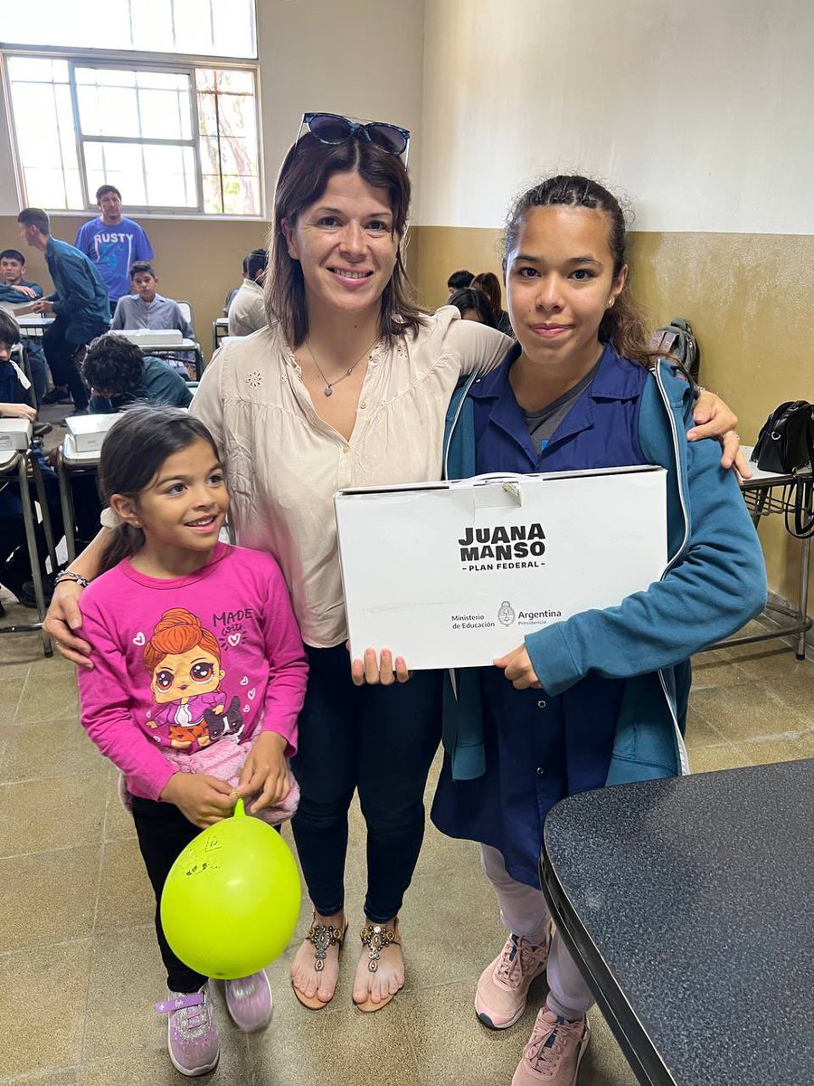 dte_region22's tweet photo. En Técnica 1 de #PuntaAlta hoy se entregaron 185 netbooks de @ConectarGob para que los y las estudiantes de 2do año cuenten con más recursos de #TecnologiaEducativa por una #EducaciónPublicaDeCalidad 
@DTE_BA 
@ClaudioRMartini 
@salbarracin 
@AlbertoSileoni https://t.co/2zR5jmM9HU