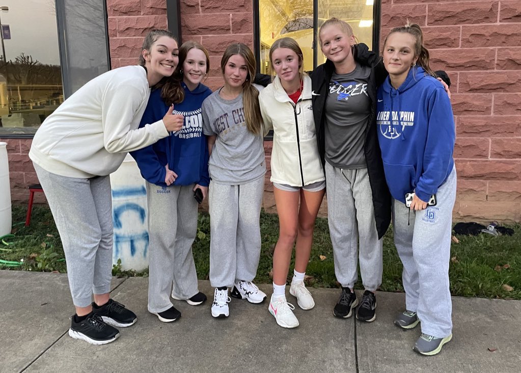 LDGB's tweet photo. To celebrate the last open gym of 2022, we did a team scavenger hunt and our 
#LDGB🏀 Combine! Congrats to our Combine winners: Lilli (bench press), Shannon (vertical jump), Janae (shuttle run) &amp; Avery (lane agility) and to our winning scavenger hunt team! #readyforfriday 💙🤍 https://t.co/rainoQeFwH