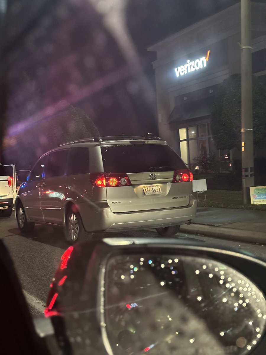 Saythe_IV's tweet photo. They got the soccer mom vans now??!!Wow! https://t.co/CuSG3YPHVF