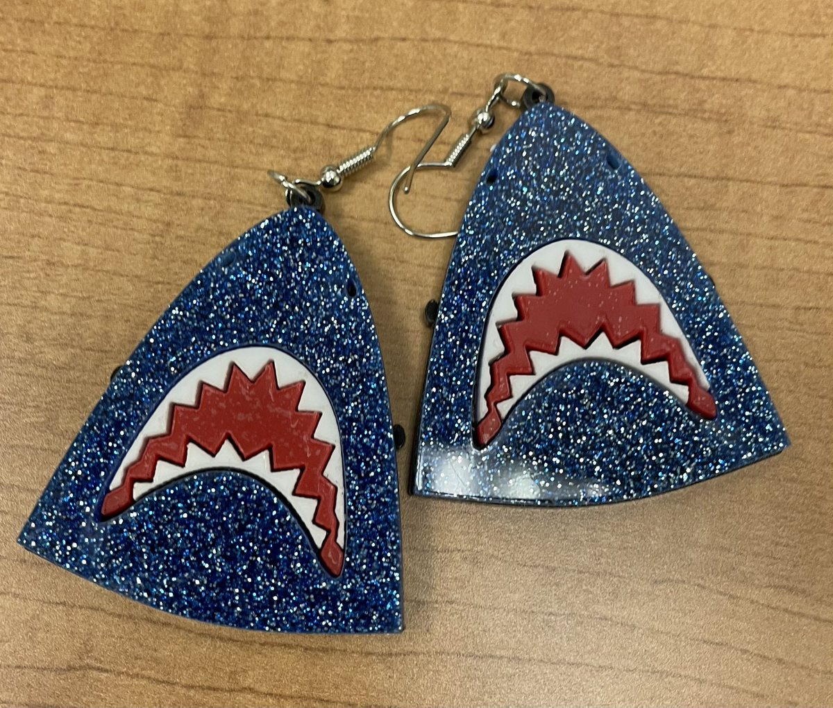 kellprice14's tweet image. I should be out more often. I walked into the best gift this morning. Thank you to the one and only Jess Ratych. I’m in love with them! ❤️🦈❤️🦈 #packs #wearebettertogether #shiverofsharks I can’t wait to wear them tomorrow