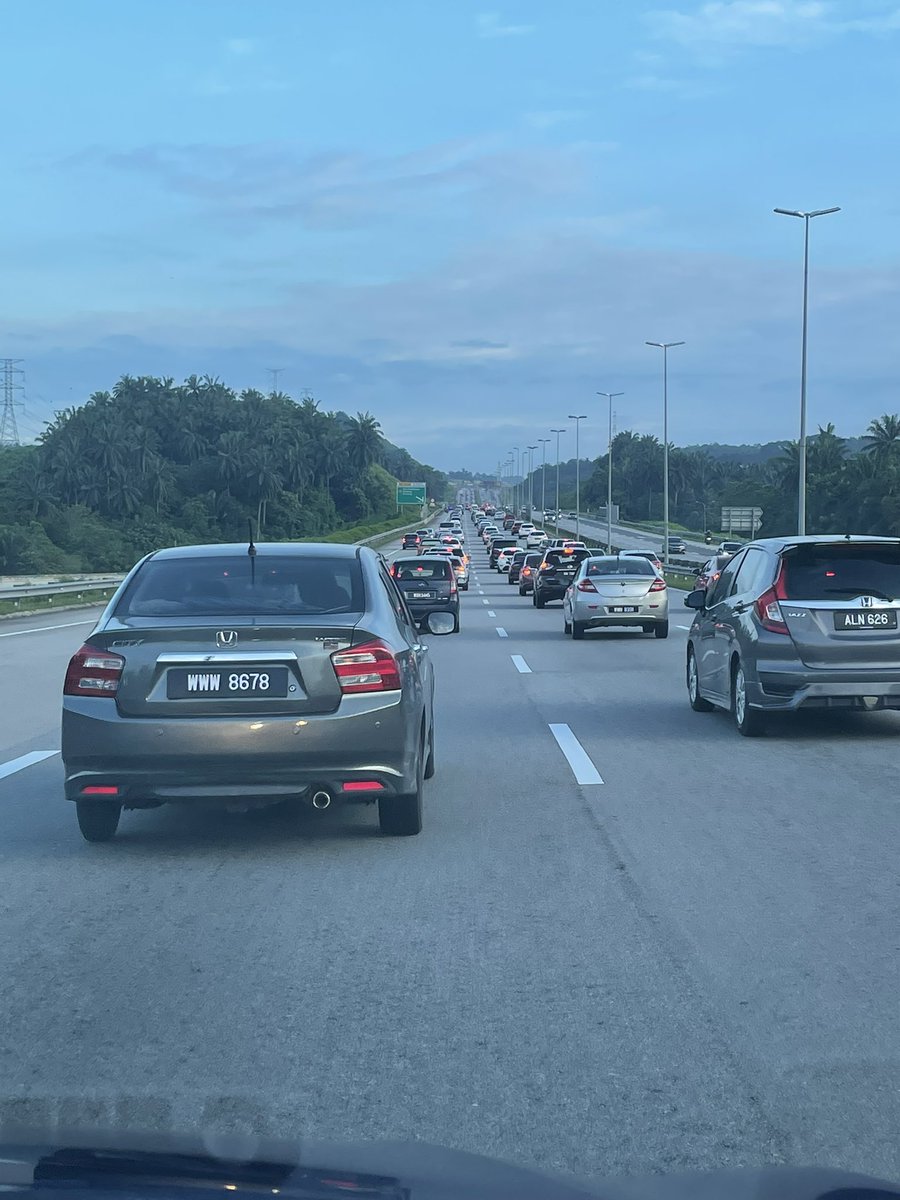 @MexTraffic @MOWorks @LLMinfotrafik Xdak beza apa pun mat. Patutnya laluan kontra kena start dari tol sri kembangan. Kt situ punca kereta bersusun berebut nk masuk kanan.