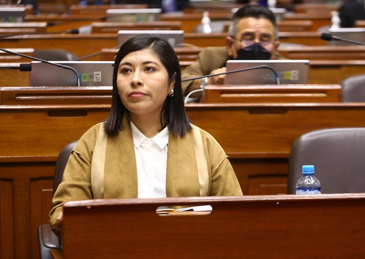 sutitarimay's tweet photo. ¡INVESTIGADA! #BetssyChávez en la mira de la #Fiscalia  https://t.co/IwRTZLmifO https://t.co/02MwvErOar