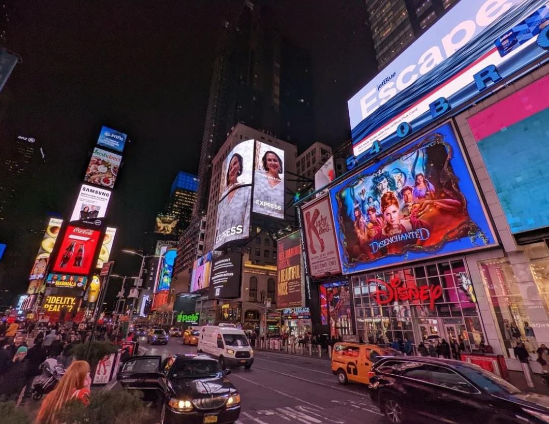 dempseypbr's tweet photo. A FAMA! outdoor de Disenchanted na Times Square. 💙 https://t.co/RhiGXYnhhi