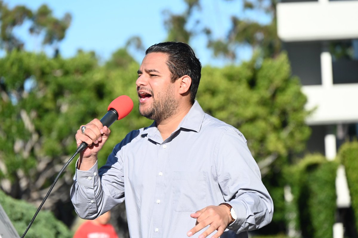 CAFastFoodUnion's tweet photo. Thank you @themanuelchavez for showing up for striking Orange County fast food workers! https://t.co/6w1bQvRnd9