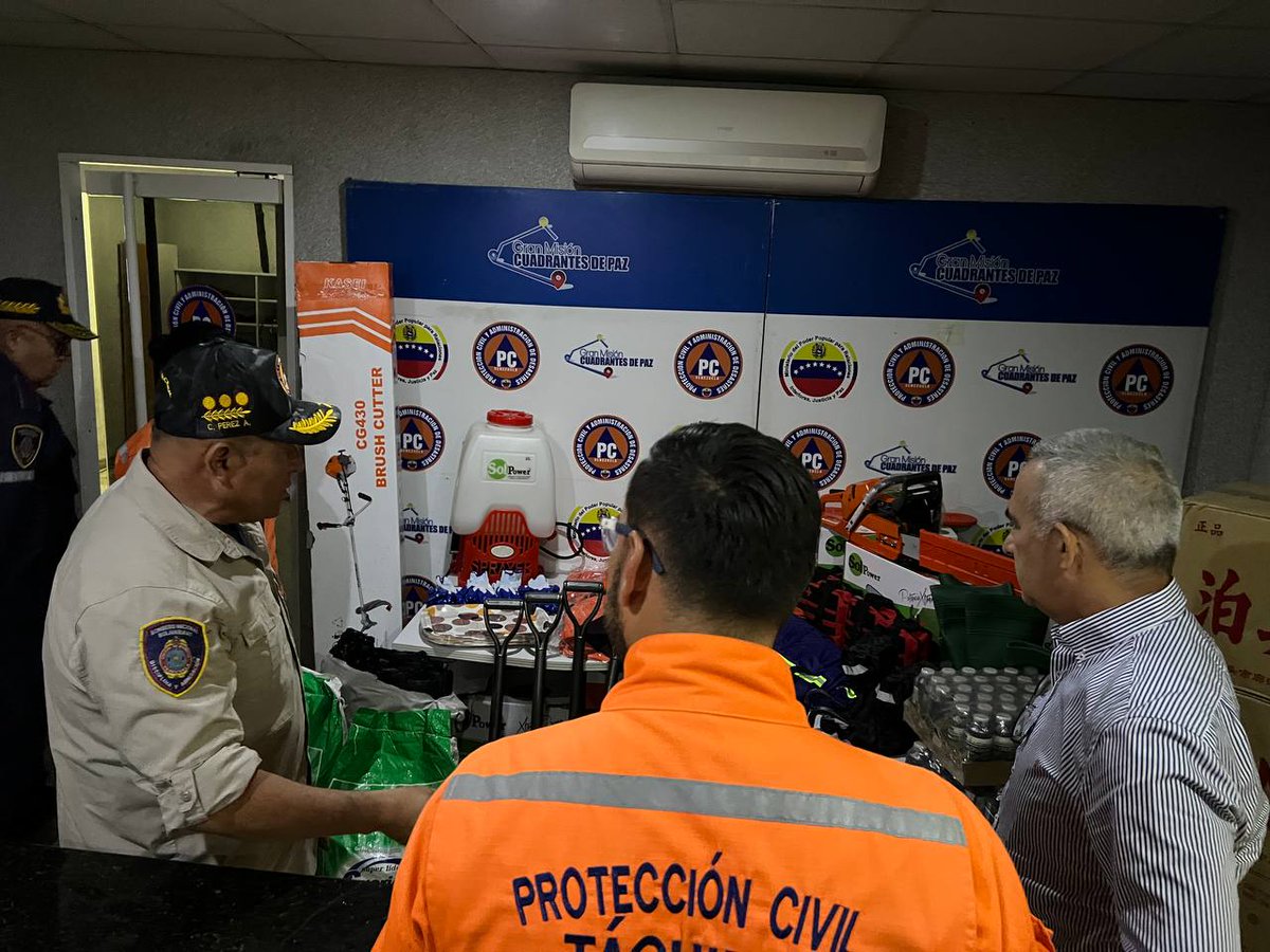 #15Nov | Se efectuó encuentro con el gobernador del estado Táchira, <a href="/FreddyBernal/">Freddy Bernal</a>, donde se entregó dotación de enseres, materiales, equipos y motos para fortalecer la capacidad de respuesta al pueblo. 
 
<a href="/CeballosIchaso1/">@FuerzaDinamica Remigio Ceballos Ichaso</a>