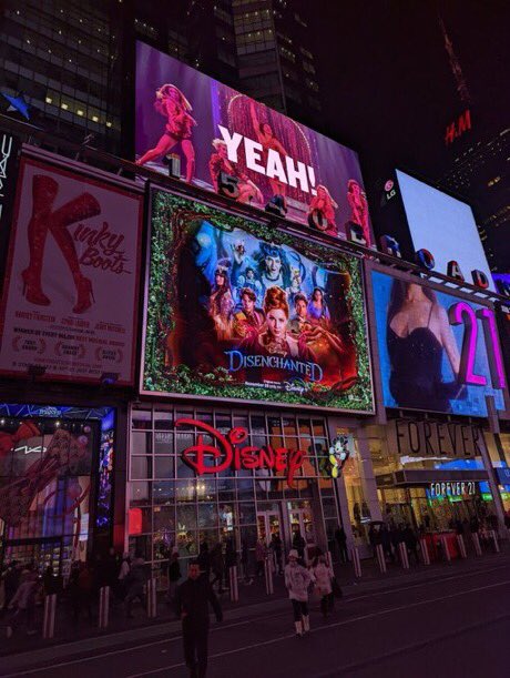dempseypbr's tweet photo. Mais de #Disenchanted na Times Square! 🤍 https://t.co/2JDoTVp5Zp